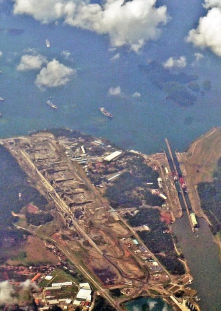 File:Gatun Locks 03 2014 Panama Canal ...