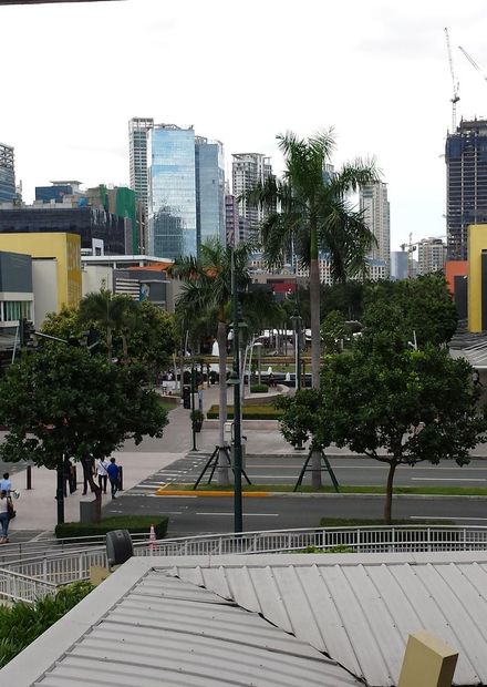File:Bonifacio High Street in BGC ...