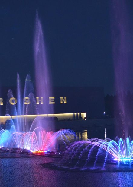 File:ROSHEN Fountain 2015 (36).JPG ...