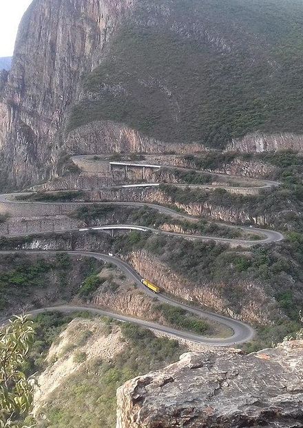 File:Serra da Leba-Road.jpg - Wikimedia ...