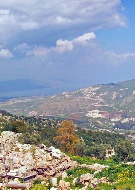 Umm Qais Galilee-Golan panorama.jpg ...