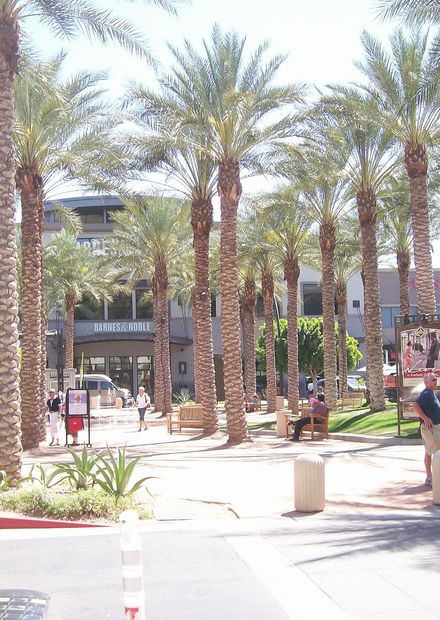 File:Kierland - B&N Plaza - 2008-04-14 ...