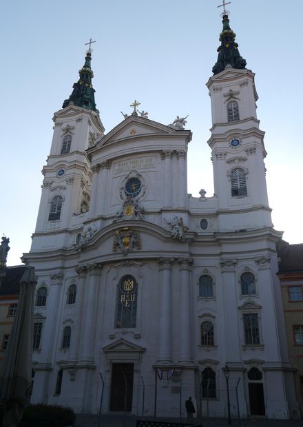 File:Wien Basilika Maria treu Front.JPG ...