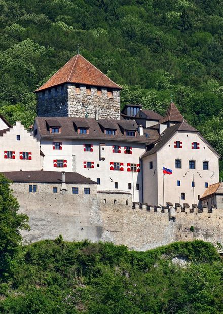 File:Schloss Vaduz (2009).jpg ...