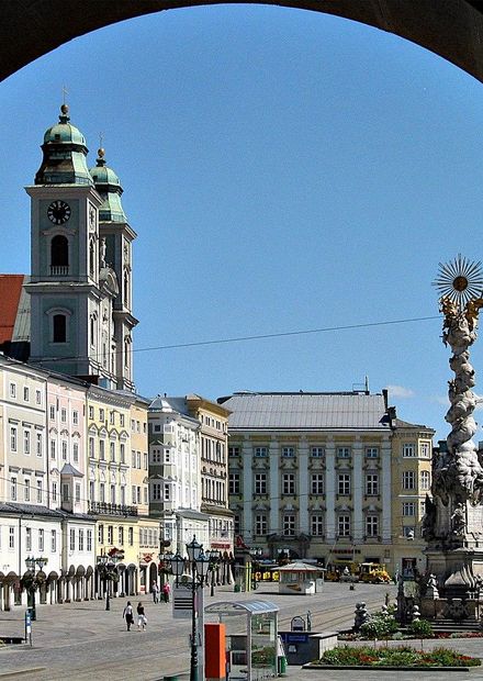 File:Austria Linz Centre Hauptplatz.JPG ...