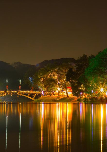 File:Night view of dhanmondi lake.jpg ...