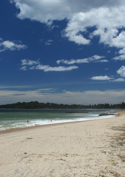 File:Arugam bay beach.jpg - Wikimedia ...