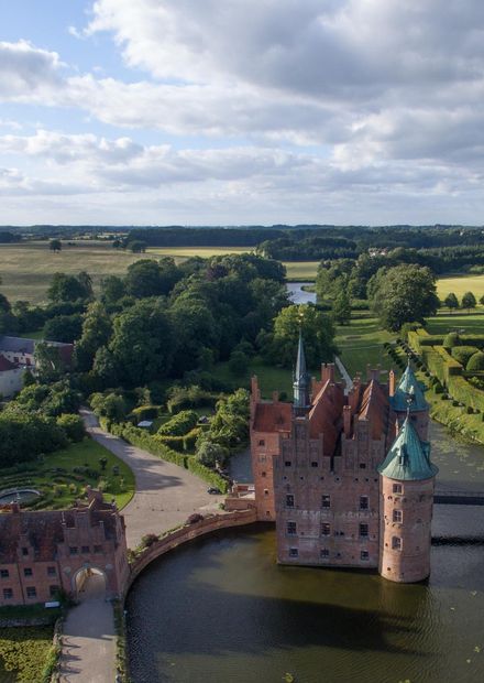 File:Egeskov Castle (28103028186).jpg ...
