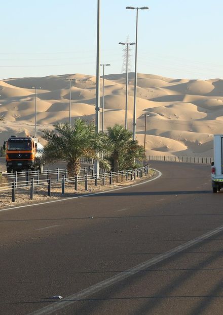 File:Liwa Desert Road in Abu Dhabi.jpg ...