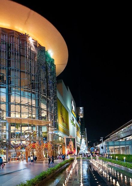 ไฟล์:Thailand Bangkok SiamParagon Night ...