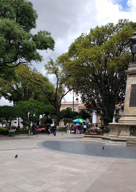 File:Plaza 25 de Mayo (Sucre) 3.jpg ...