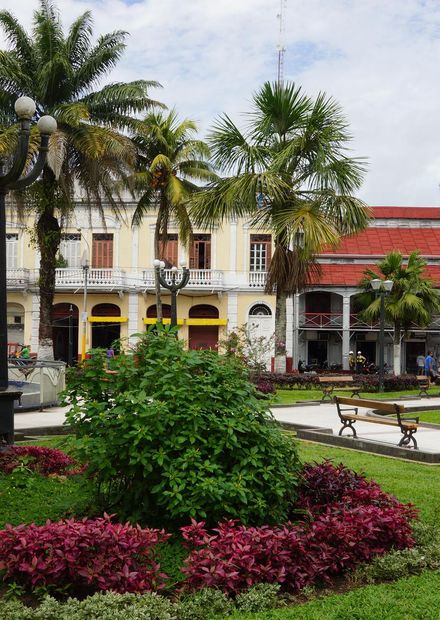 File:Iquitos-Plaza de Armas-1.JPG ...
