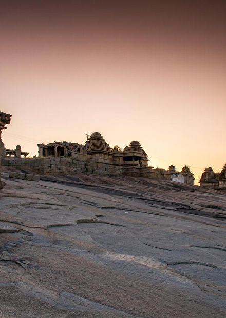 File:Ruins, Hemkuta Hill, Hampi.jpg ...