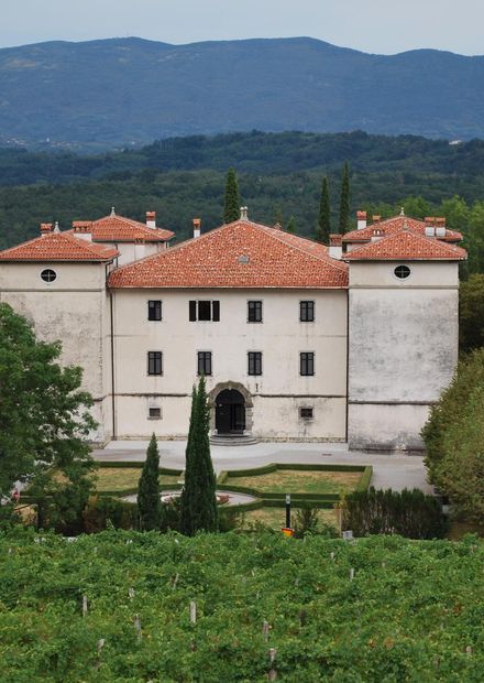 File:Schloss Kromberk.JPG - Wikimedia ...