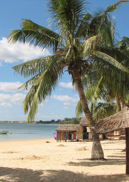File:Ifaty beach Madagascar.jpg ...