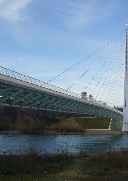 File:Sundial Bridge at Turtle Bay.jpg ...