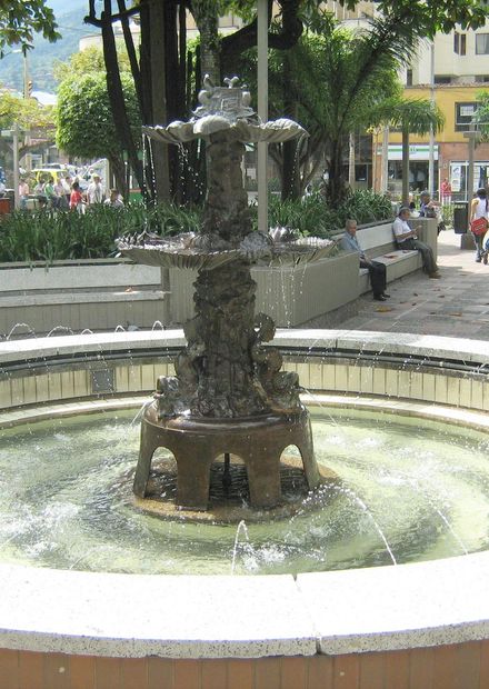 Fuente Parque Principal de Envigado.JPG ...
