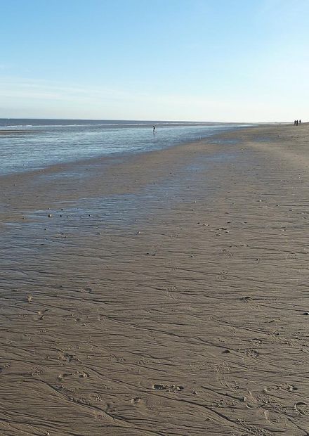 File:Skegness beach - view southwards ...