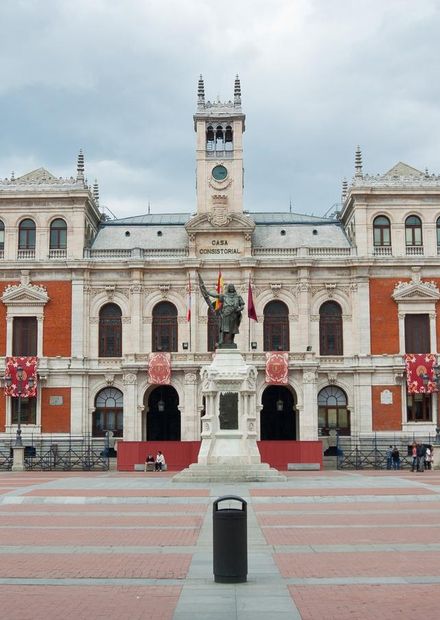 la Plaza Mayor de Valladolid.jpg ...