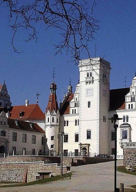 File:Schloss Boitzenburg Vorderseite ...