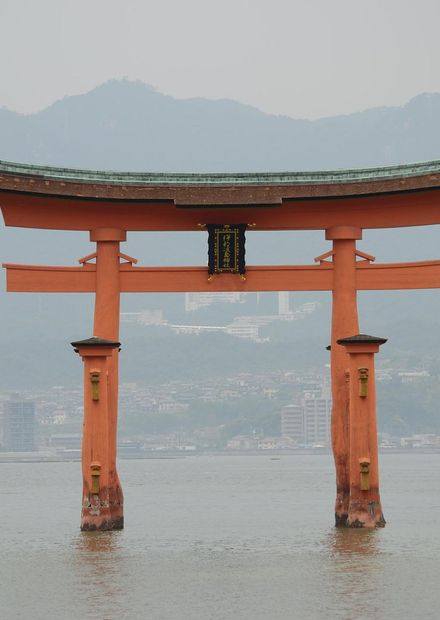 File:Floating Torii Gate Itsukushima ...