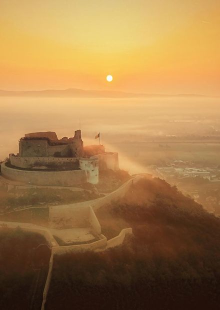 File:Cetatea medievală Deva, în lumina ...