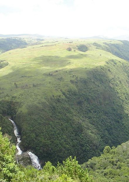 File:Pungwefalls.JPG - Wikimedia Commons