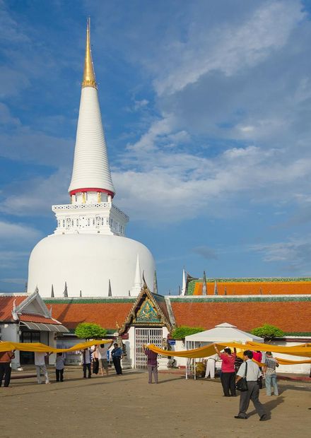 File:Wat Phra Mahathat Woramahawihan ...