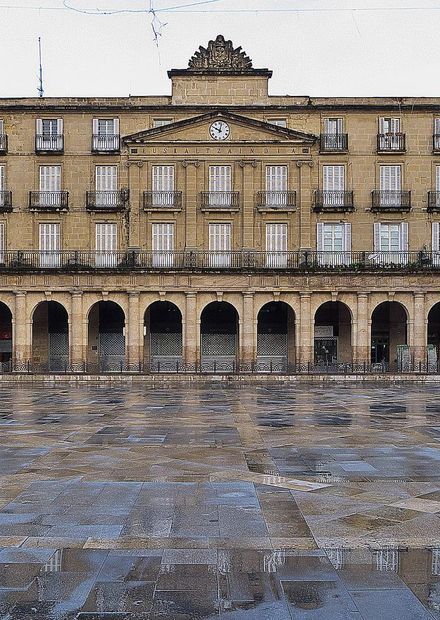 File:Euskaltzaindia. Plaza Nueva ...