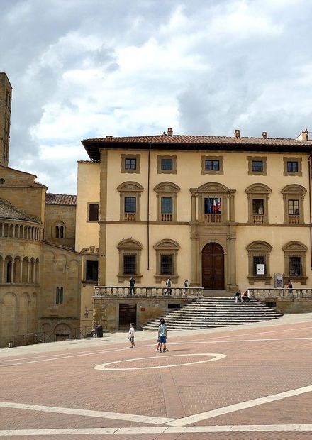 File:Arezzo - Piazza Grande.jpg ...