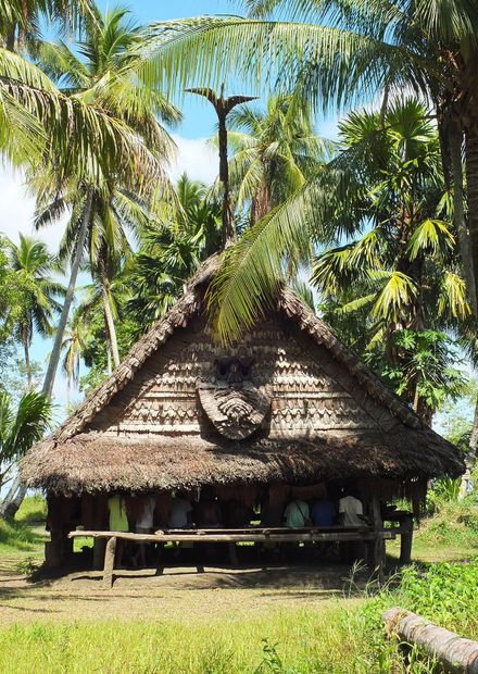 File:Men's house in Tambunum village ...