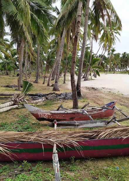 File:Mitsamiouli beach pirogues Comoros ...