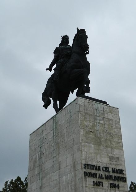 File:Statuia ecvestra, Stefan cel Mare ...
