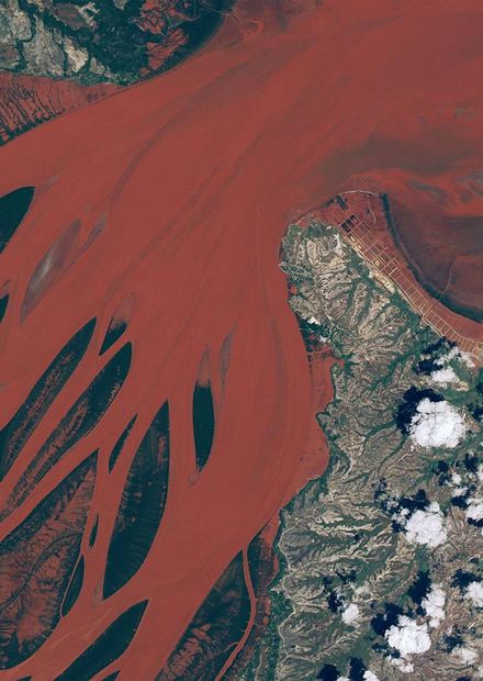 Betsiboka River, Madagascar.jpg ...