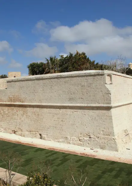 File:Malta - Mdina - City wall+ditch 01 ...