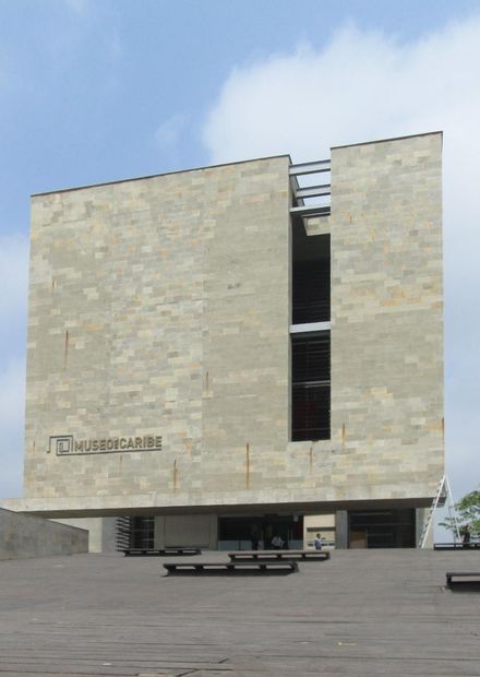Archivo:Facade of Museo del Caribe at ...