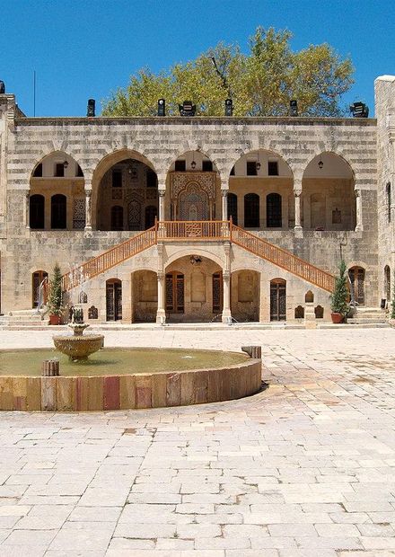 File:Courtyard at Beiteddine Palace ...