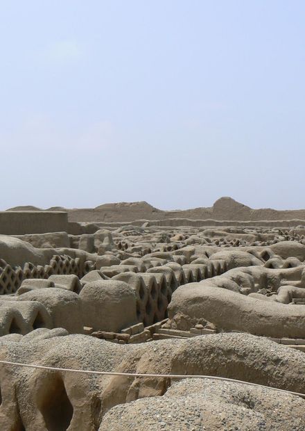 File:Vast Abobe Ruins at Chan Chan.JPG ...