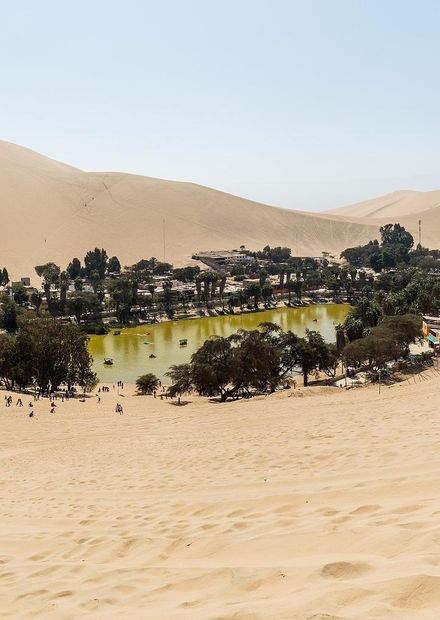 File:Oasis de Huacachina, Ica, Perú ...