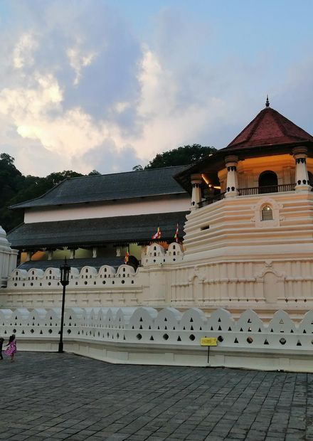 File:Relic Tooth Temple. Kandy, Sri ...