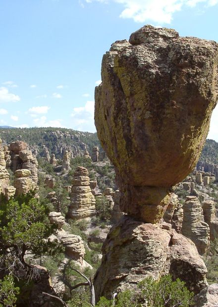 File:Chiricahua balanced rock.jpg ...