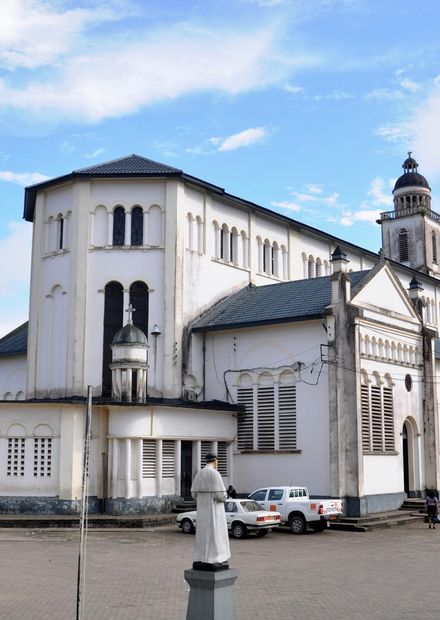 Saint Pièrre et Paul de Douala1.jpg ...