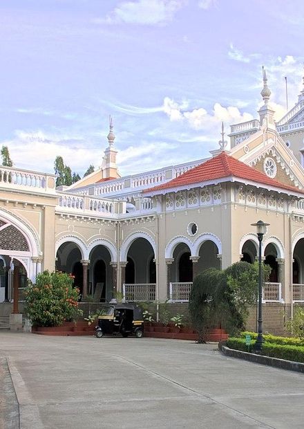 File:Pune Palace.jpg - Wikimedia Commons