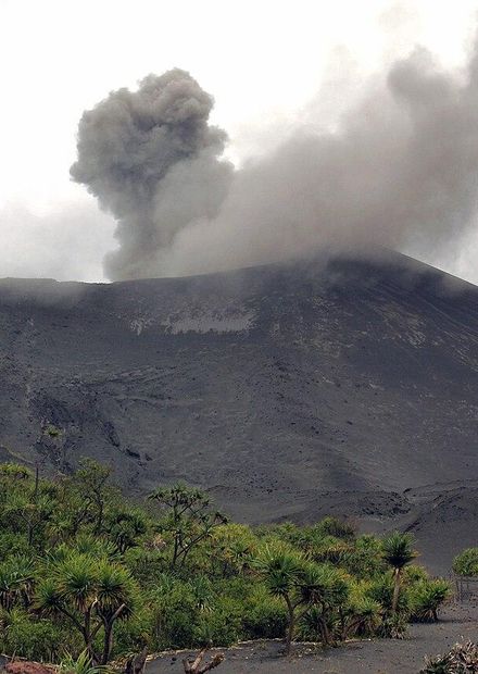 File:Mount Yasur eruption 2006, Tanna ...