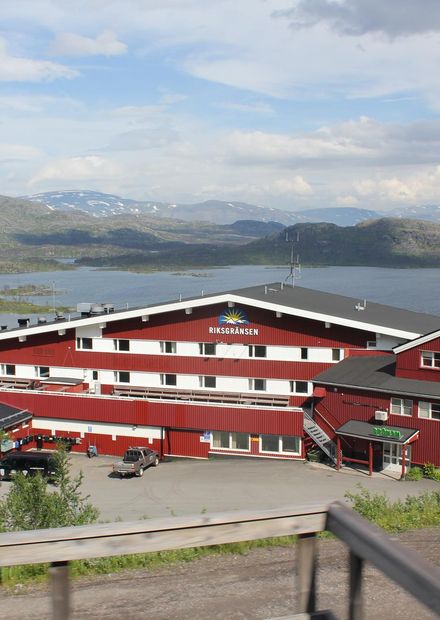 File:Riksgränsen tourist resort.jpg ...