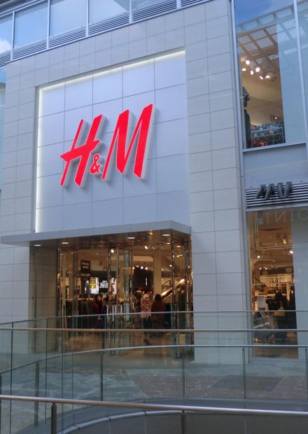 File:H&M Canal City Hakata shop.JPG ...