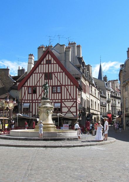 Fichier:Place du Bareuzai Dijon.jpg ...