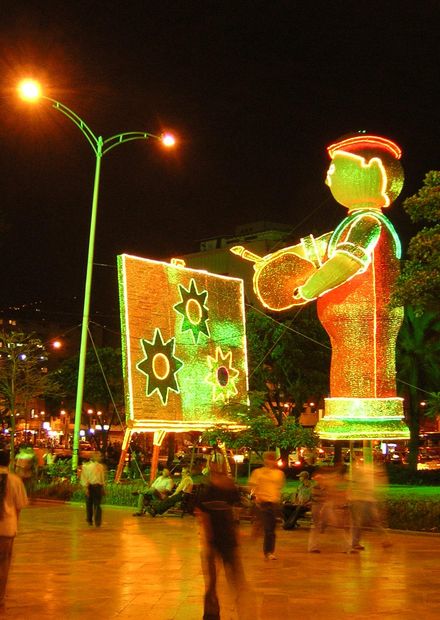 File:Plaza Botero-Navidad 2006-Medellin ...