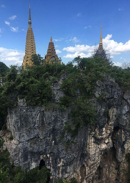 File:Phnom Sampeau temple 2.jpg ...