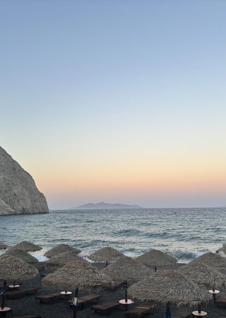 File:Perissa Beach and Mésa Vounó at ...